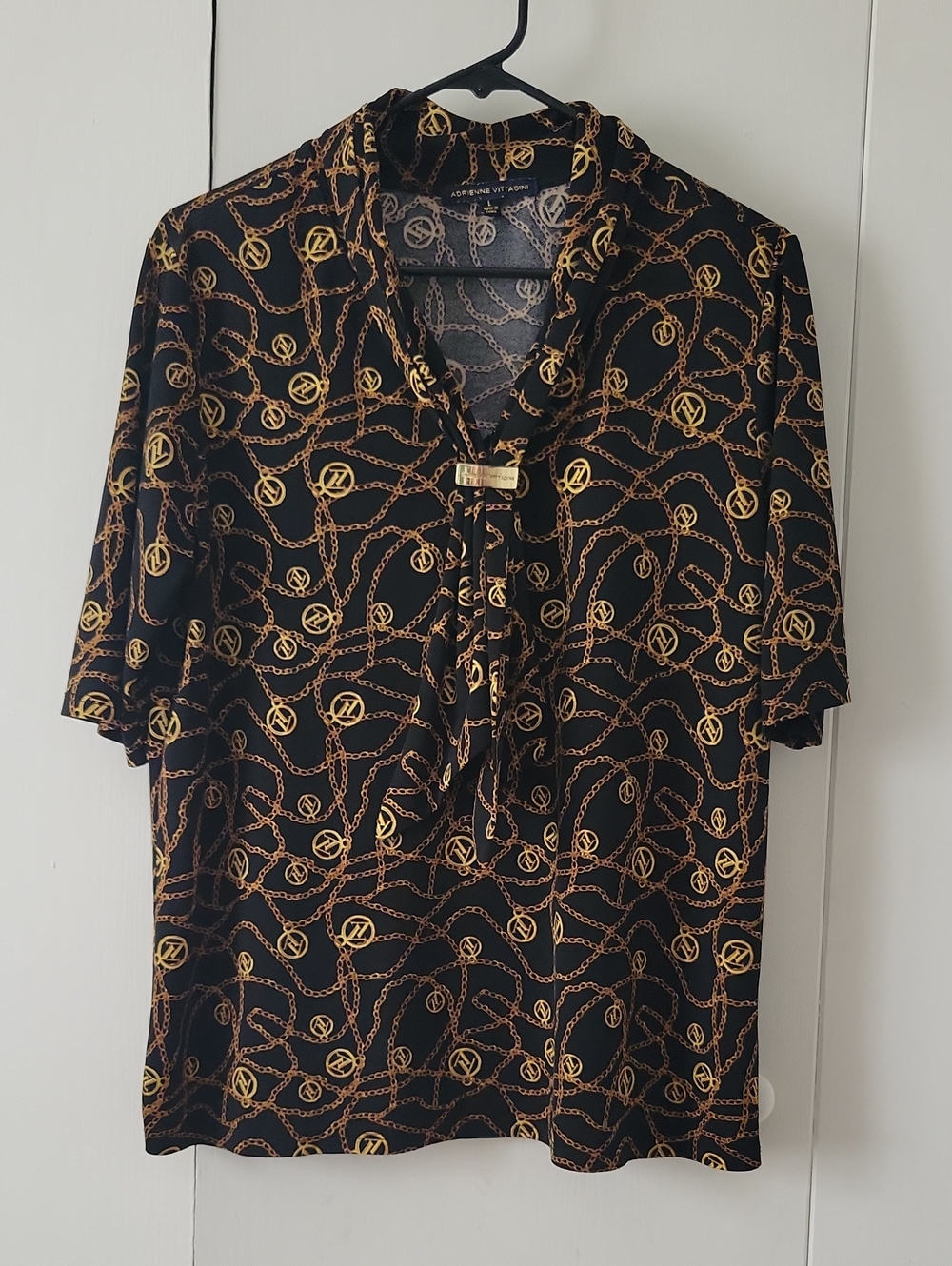 Adrienne Vittadini Black Short Sleeve Women with Gold Chain Print